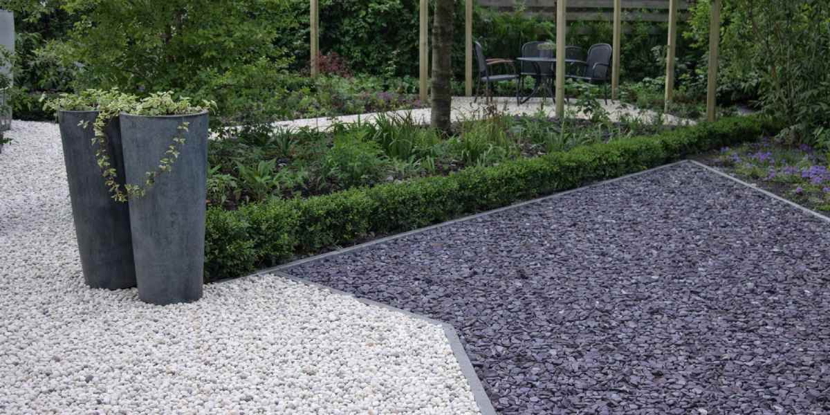 Een tuin een combinatie van grind en split