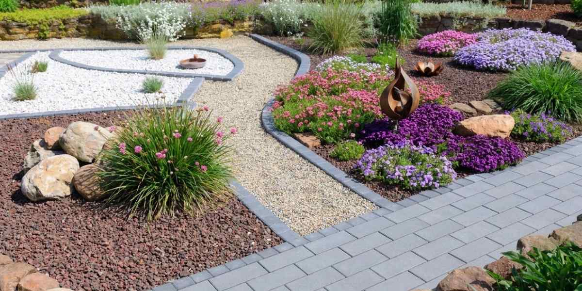 Een tuin met grind en split en een pad van klinkers