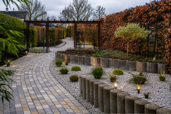 Steeds meer regen én steeds meer hitte: wat doet grind eigenlijk met je tuin?