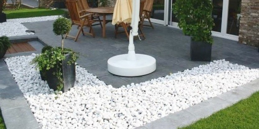 Wit Carrara grind in de voortuin