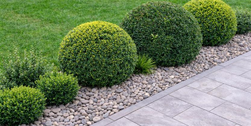 Grind langs een tuinpad als tuinborder aangelegd