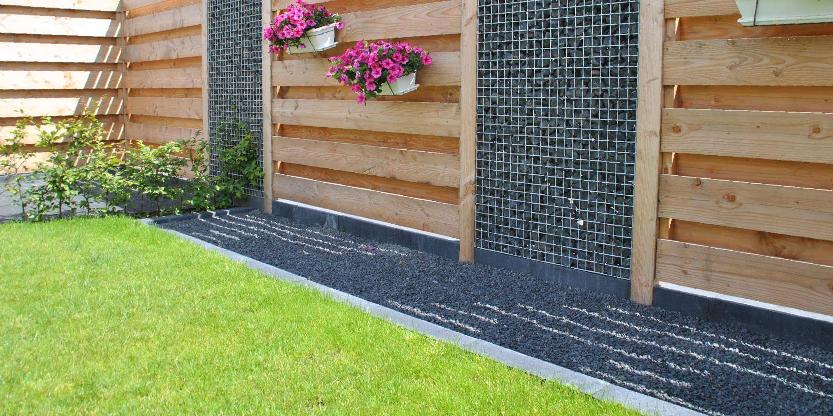 Split gecombineerd met hout in de tuin