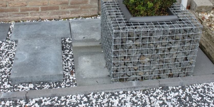 Split gecombineerd met tegels in de tuin