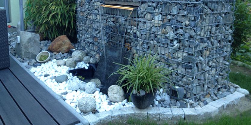 Grind bij een waterval in de tuin