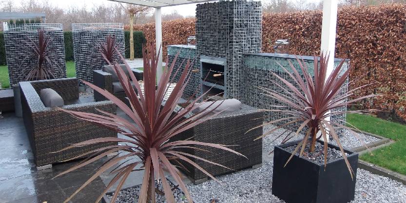 Grind bij een terras met tuinhaard