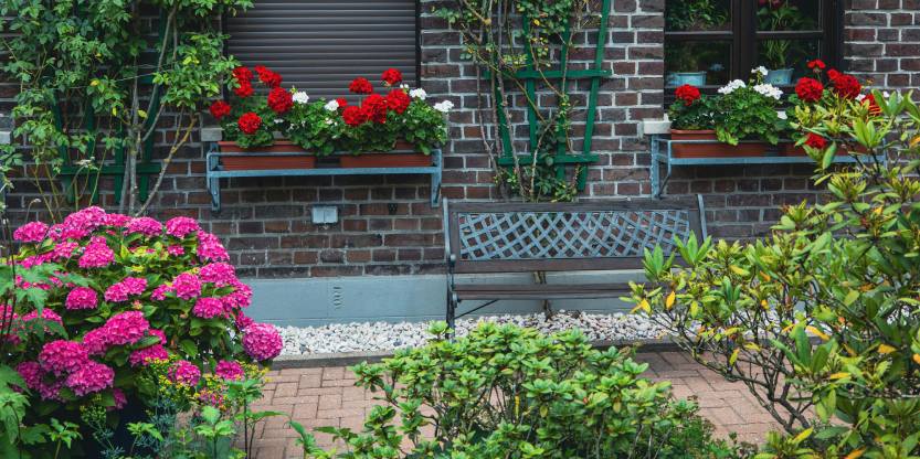 een bank voor een woning op grind.