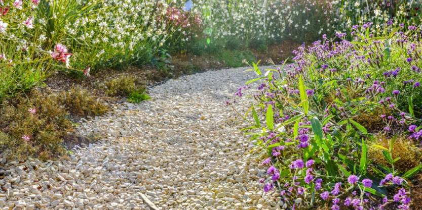 Een tuinpad met split dat goed gevuld is.