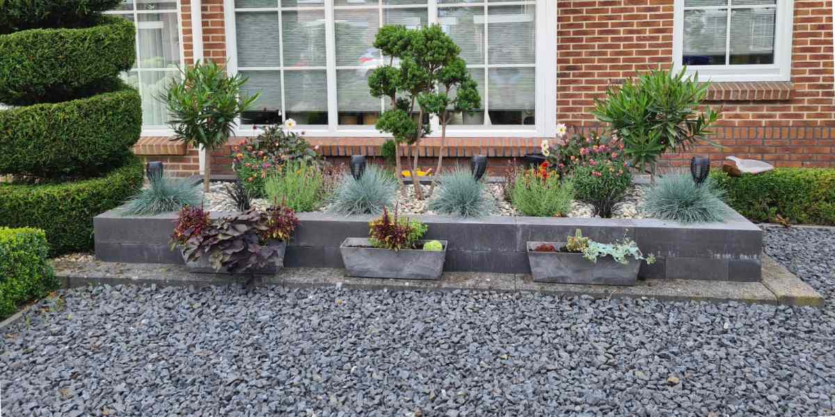 Een voortuin met split in de tuin